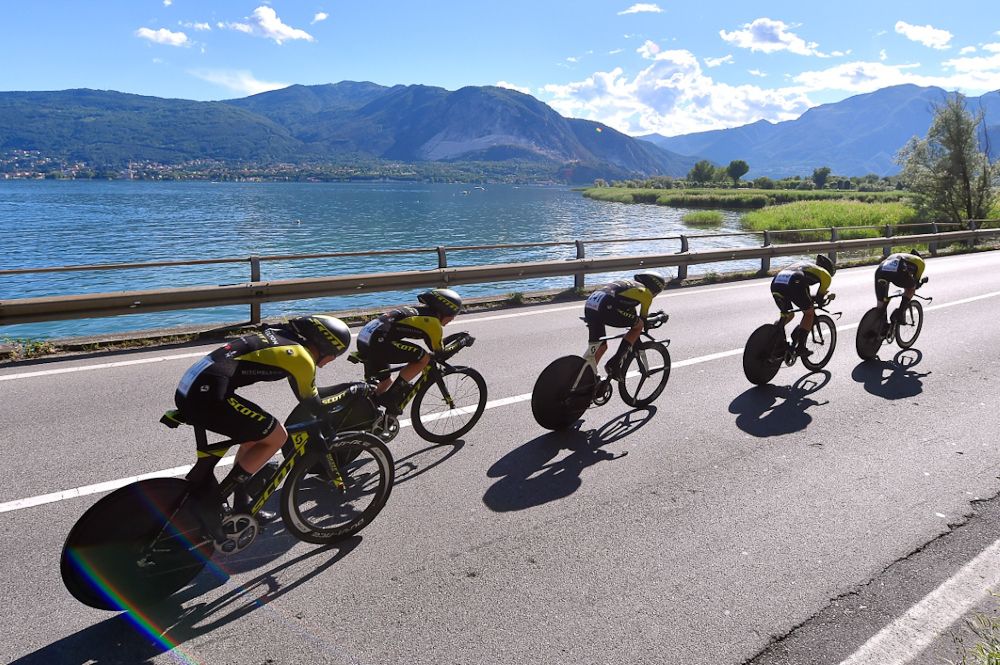 Mitchelton-Scott en route to second in the opening stage of the Giro Rosa