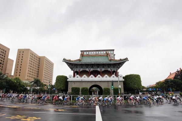 The Tour de Taiwan peloton in the streets of Taipei.