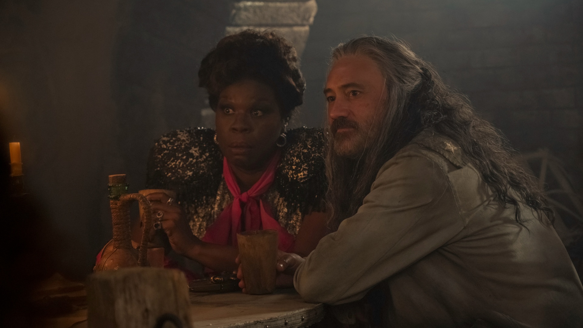 Leslie Jones und Taika Waititi in Our Flag Means Death Staffel 2