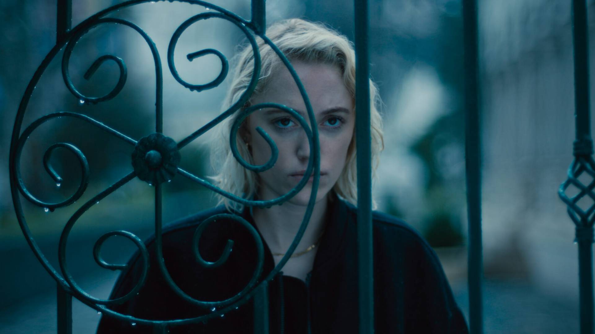 Maika Monroe in Watcher