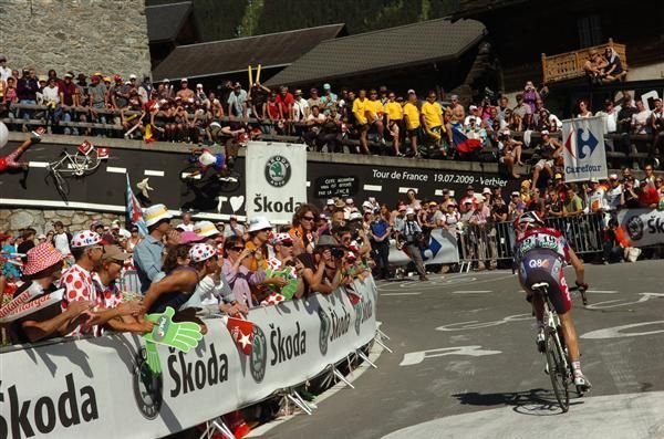 Charley Wegelius (Silence-Lotto) continues past big crowds on the Verbier