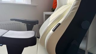 AndaSeat Kaiser 4 leather upholstery and floating backrest