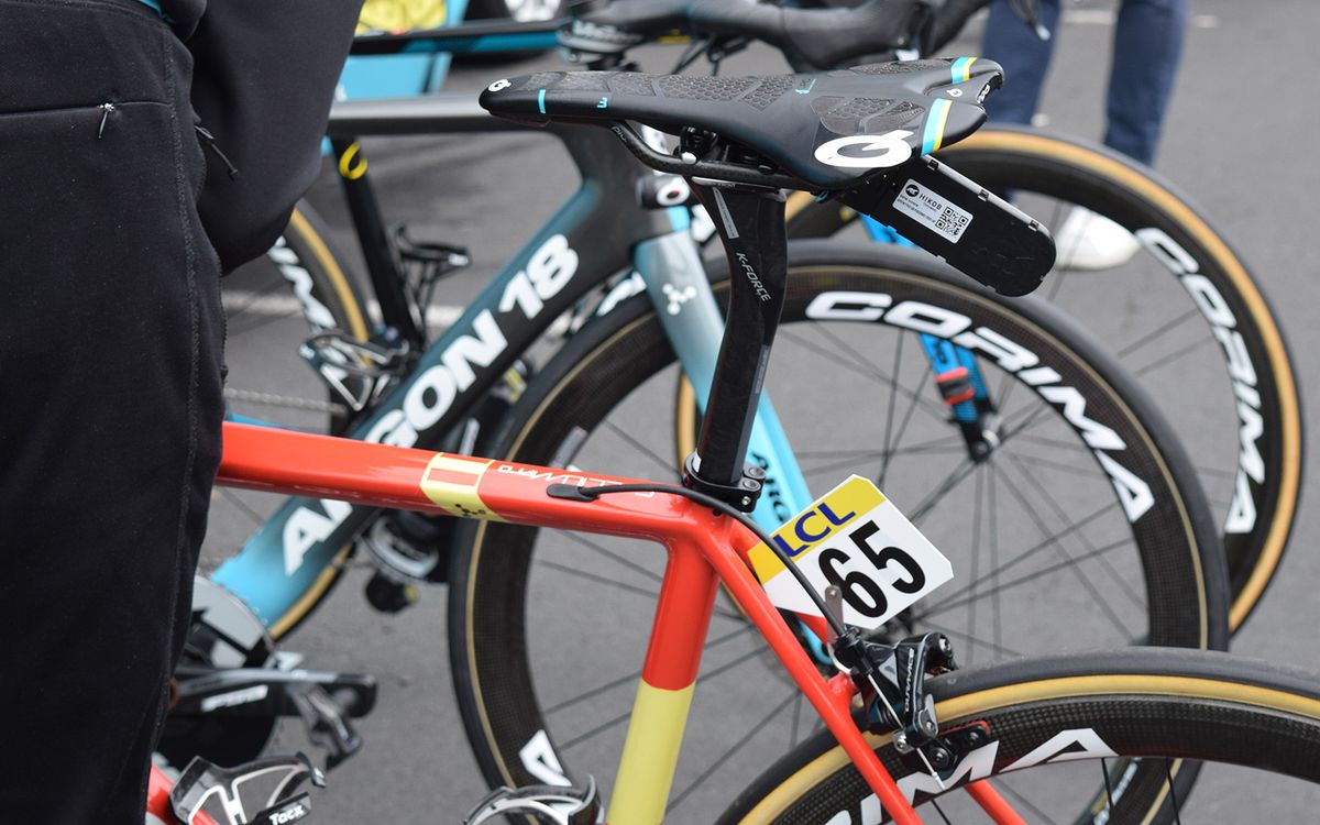 Gorka Izaguirre opts for a setback FSA K-Force Light seat post in an inverse position