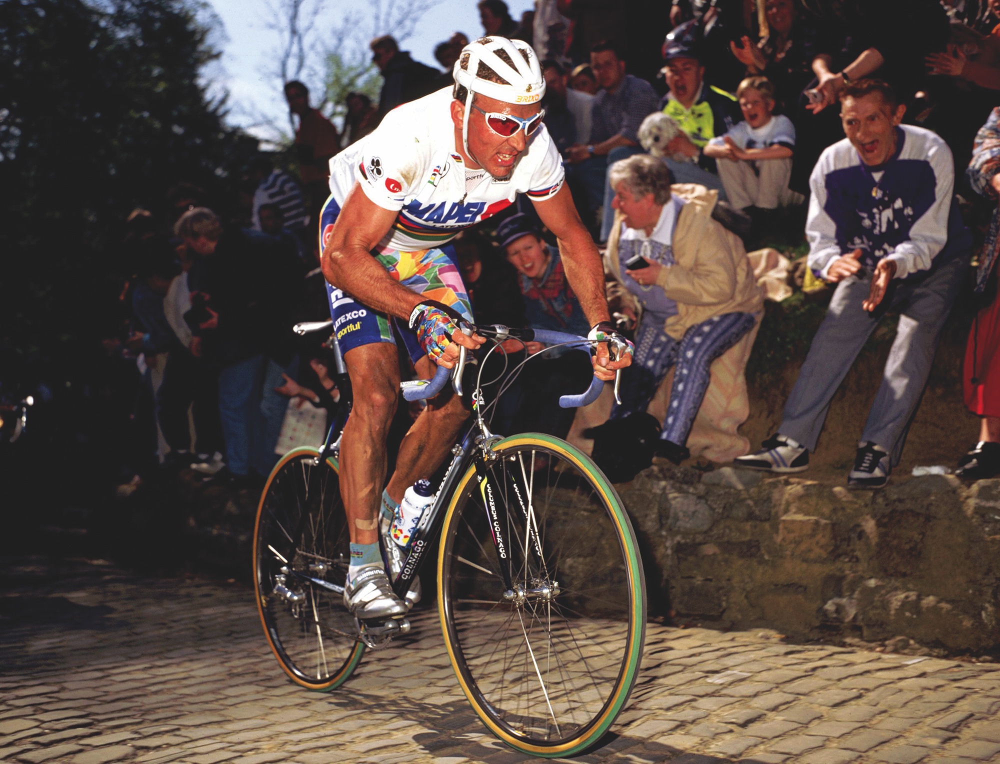 Johan Museeuw riding the Kapel Muur at the Tour of Flanders wearing Briko sunglasses