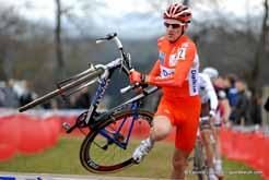 Matthieu Boulo (Roubaix Lille Metropole) dismounts ahead of John Gadret (Ag2r-La Mondiale).
