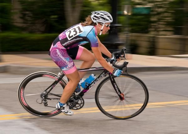 Nicole Vincent-Jordan (Performance Bicycles) punctured and required a new wheel from Sram Support.