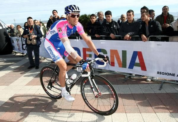 A bandaged Alessandro Petacchi (Lampre) makes his way to the start