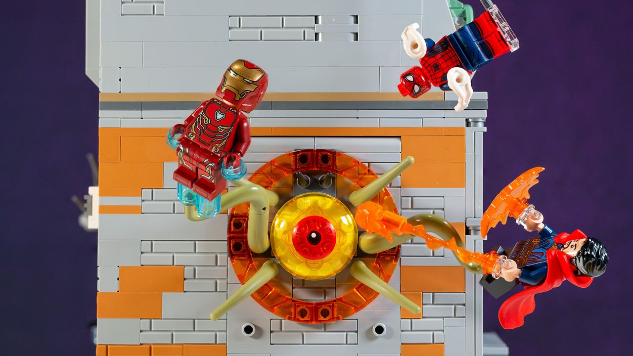 Gargantos fighting Iron Man, Doctor Strange and Spider-Man.