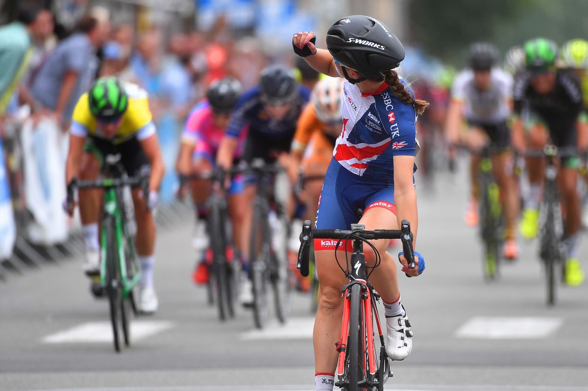 Elinor Barker (Great Britain) checks her winning margin