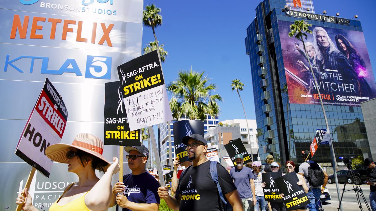  Actors in the SAG-AFTRA union join the already striking WGA union, film and tv writers on the picket line, on the first day of a SAG-AFTRA strike, in Los Angeles, CA, on July 14, 2023