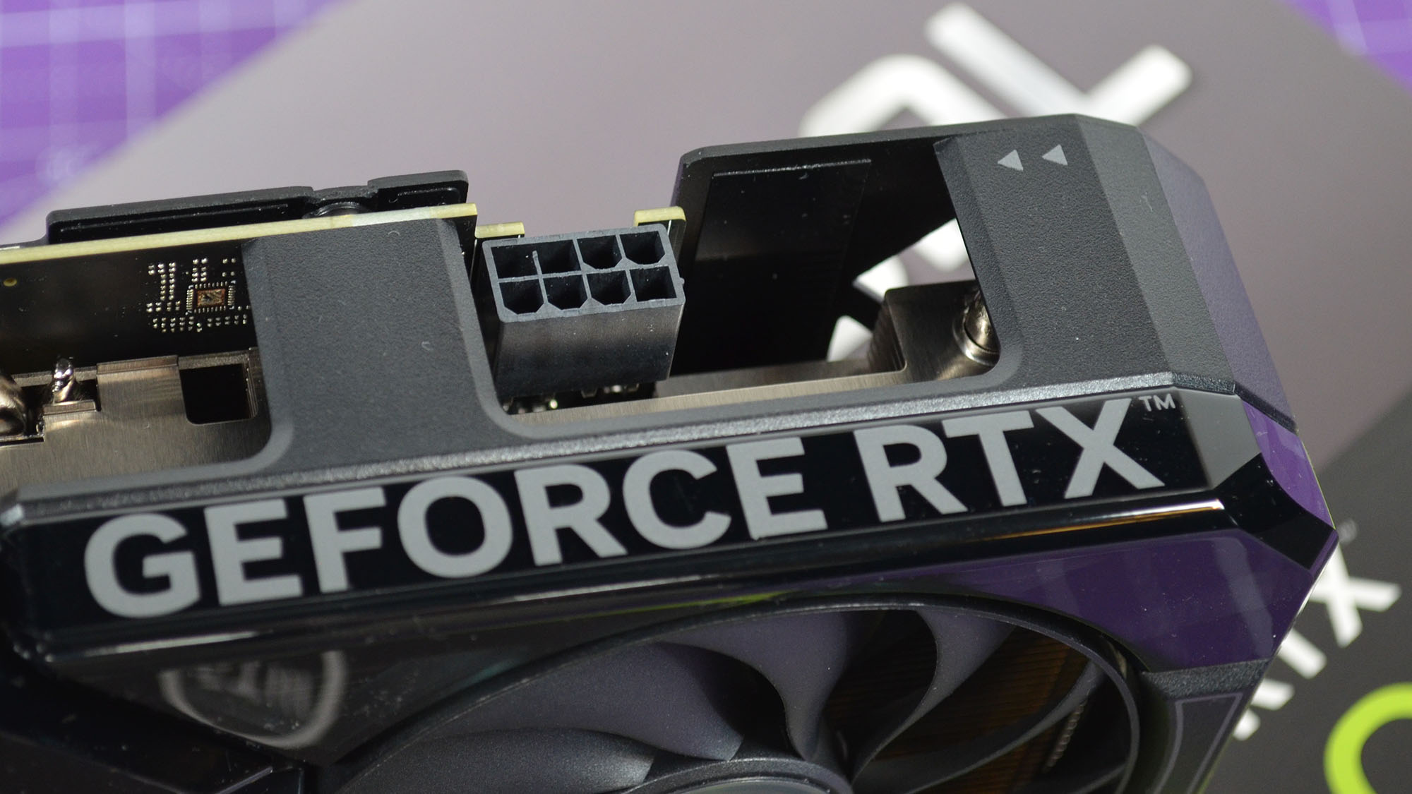 Uma Nvidia GeForce RTX 4060 em uma mesa com sua embalagem de varejo