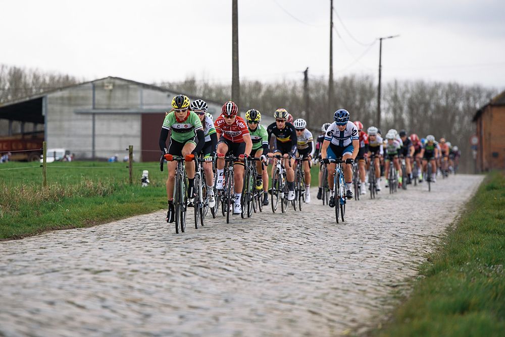 Sheyla Gutierrez leads the peloton overt the early cobbles - Pajot Hills Classic 2016
