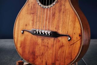 Inlaid by hand by CF Martin Sr, these heart-shaped mother-of-pearl inlays and moustache bridge designs are inherited from the earlier style of 4/5 double course-string baroque guitars.