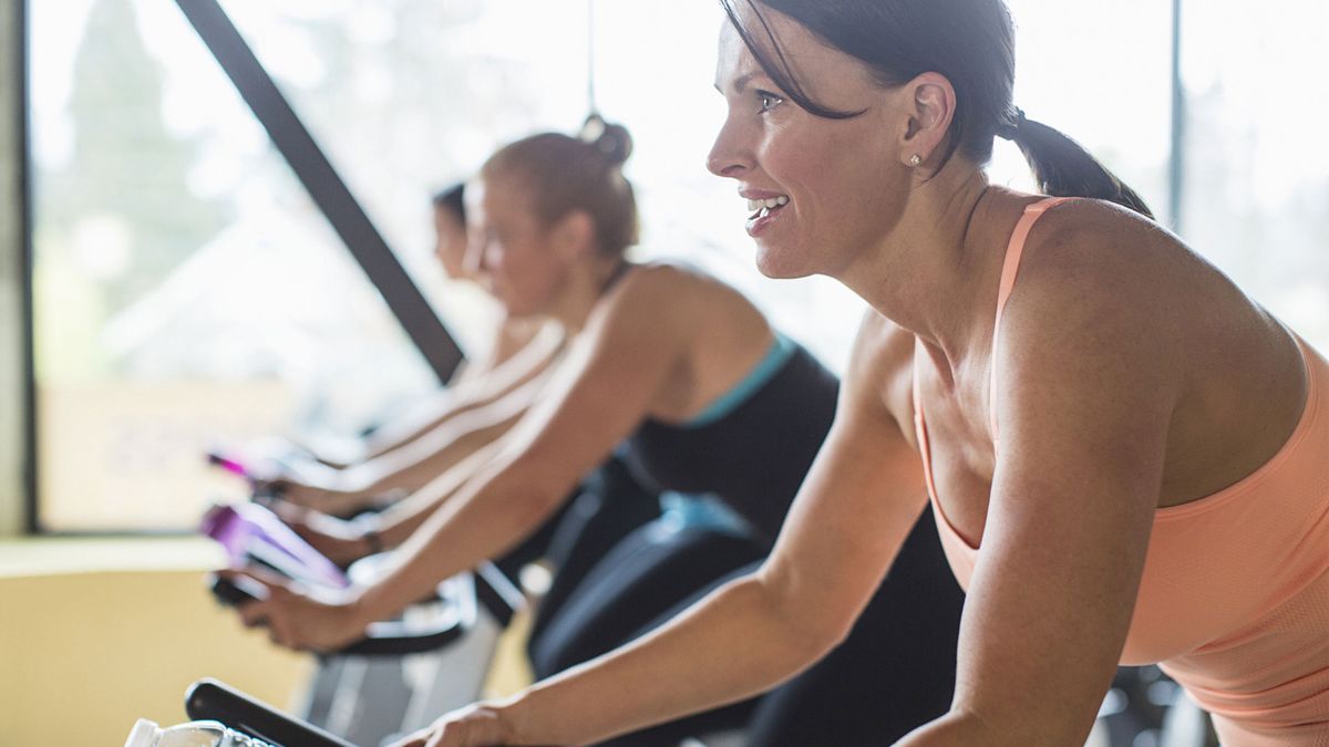 Do exercise bikes burn belly fat? image shows women in spin class