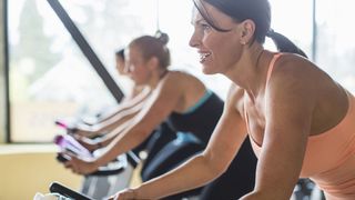 Do exercise bikes burn belly fat? image shows women in spin class