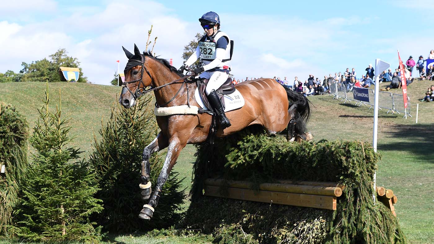 London 52 wins the eight- and nine-year-old class at Blenheim 2018 under Laura Collett.