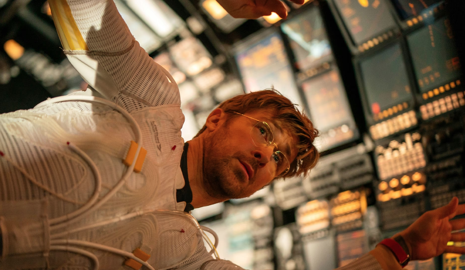 رائد فضاء على متن سفينة فضاء من الخيال العلمي