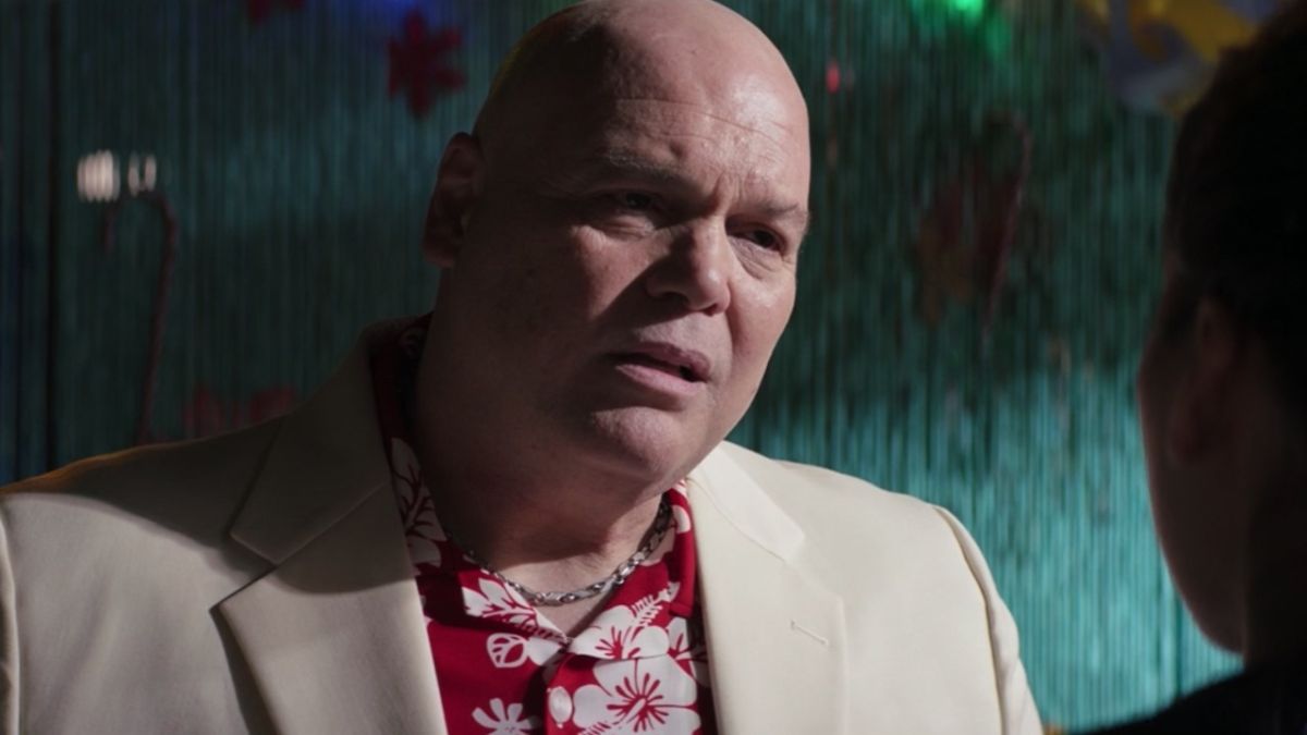 Wilson Fisk parle à l'un de ses hommes de main dans Hawkeye sur Disney Plus