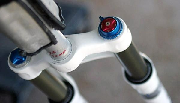 New taller lockout knobs shroud the rebound dial to prevent accidental adjustments.
