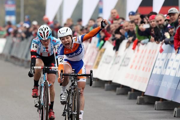 Sanne van Paassen (Rabobank Women Cycling) outsprinted US champion Katie Compton (Trek Cyclocross Collective) to win the first round of the World Cup.
