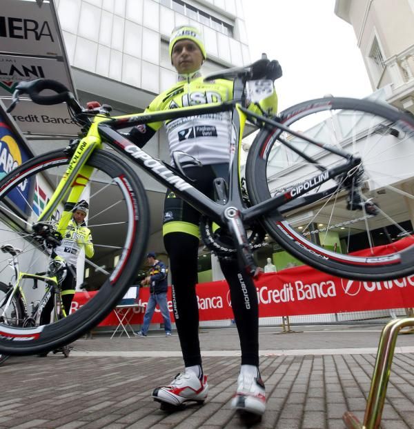 The diminutive Jose Rujano (ISD-Neri) lifts his equally small machine after signing on