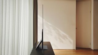 Samsung S95B OLED-tv vanaf de zijkant op tafel