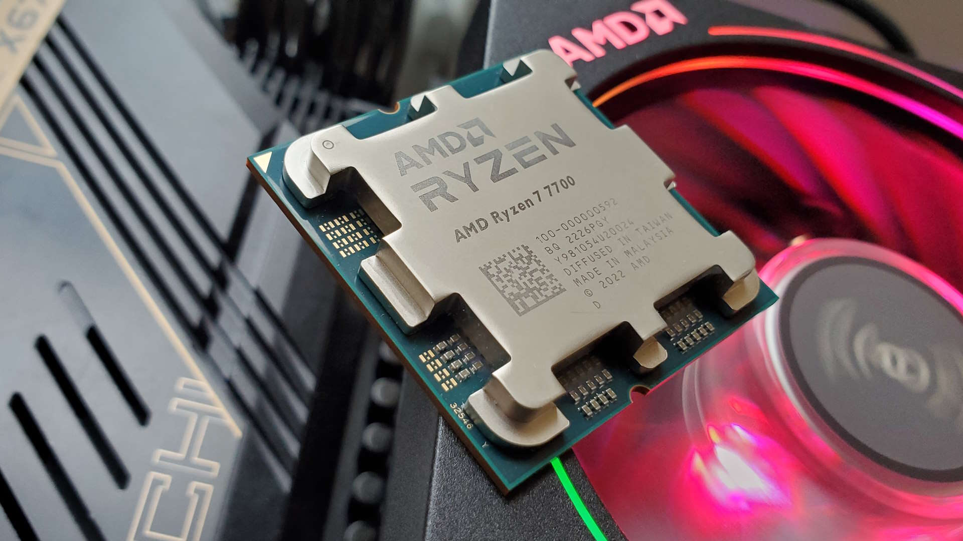 AMD Ryzen 7 7700 vs Ryzen 7 7700X CPU Review