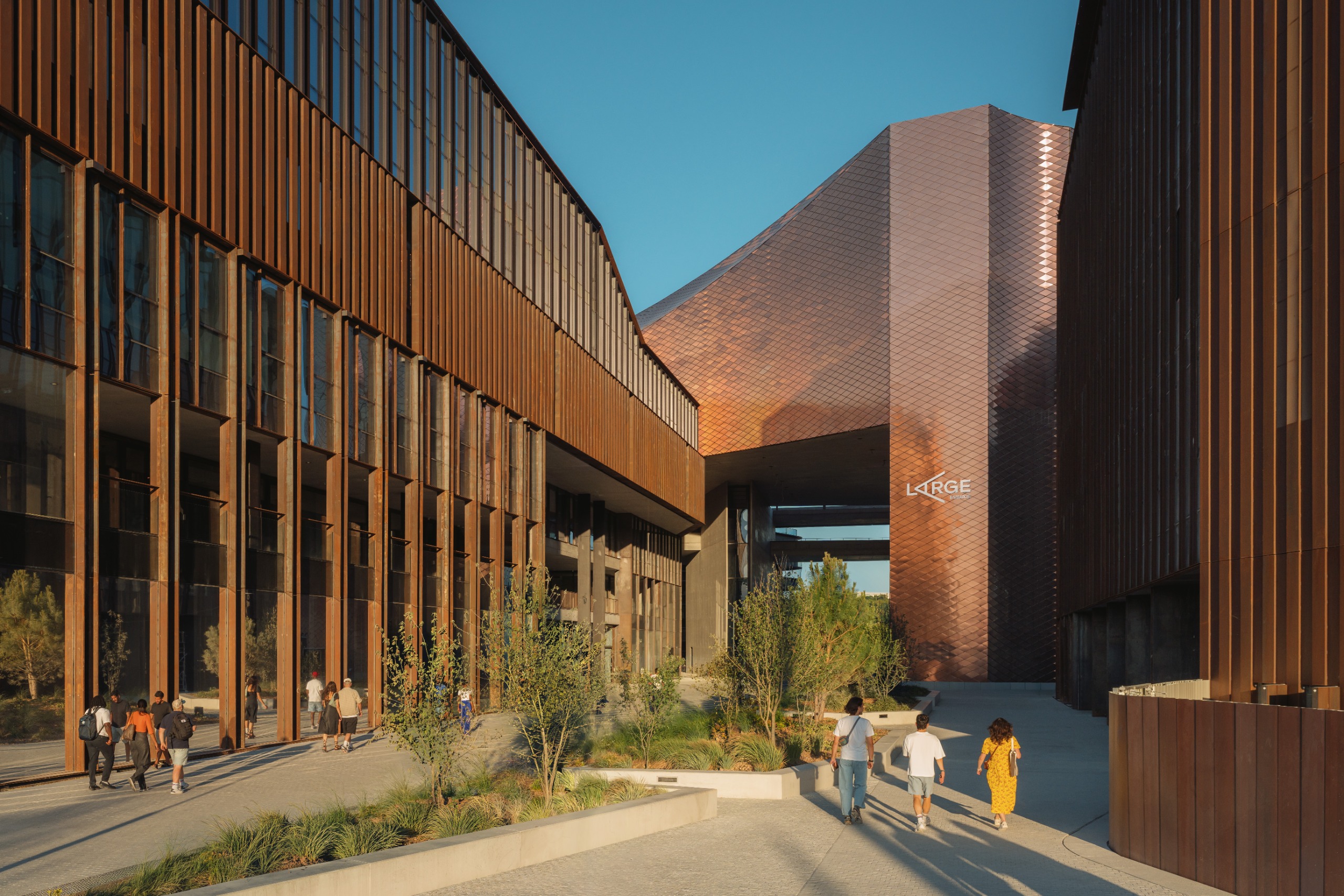 &amp;Icirc;le Seguin art centre (called Large)