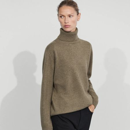 A Massimo Dutti model wearing a brown cashmere turtleneck for winter 