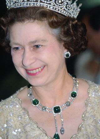 Queen Elizabeth II wearing the Delhi Durbar necklace