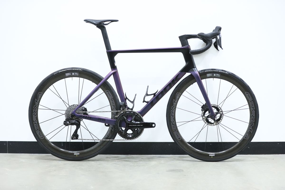 Close up shots of the Look Blade 795 RS against a white wall