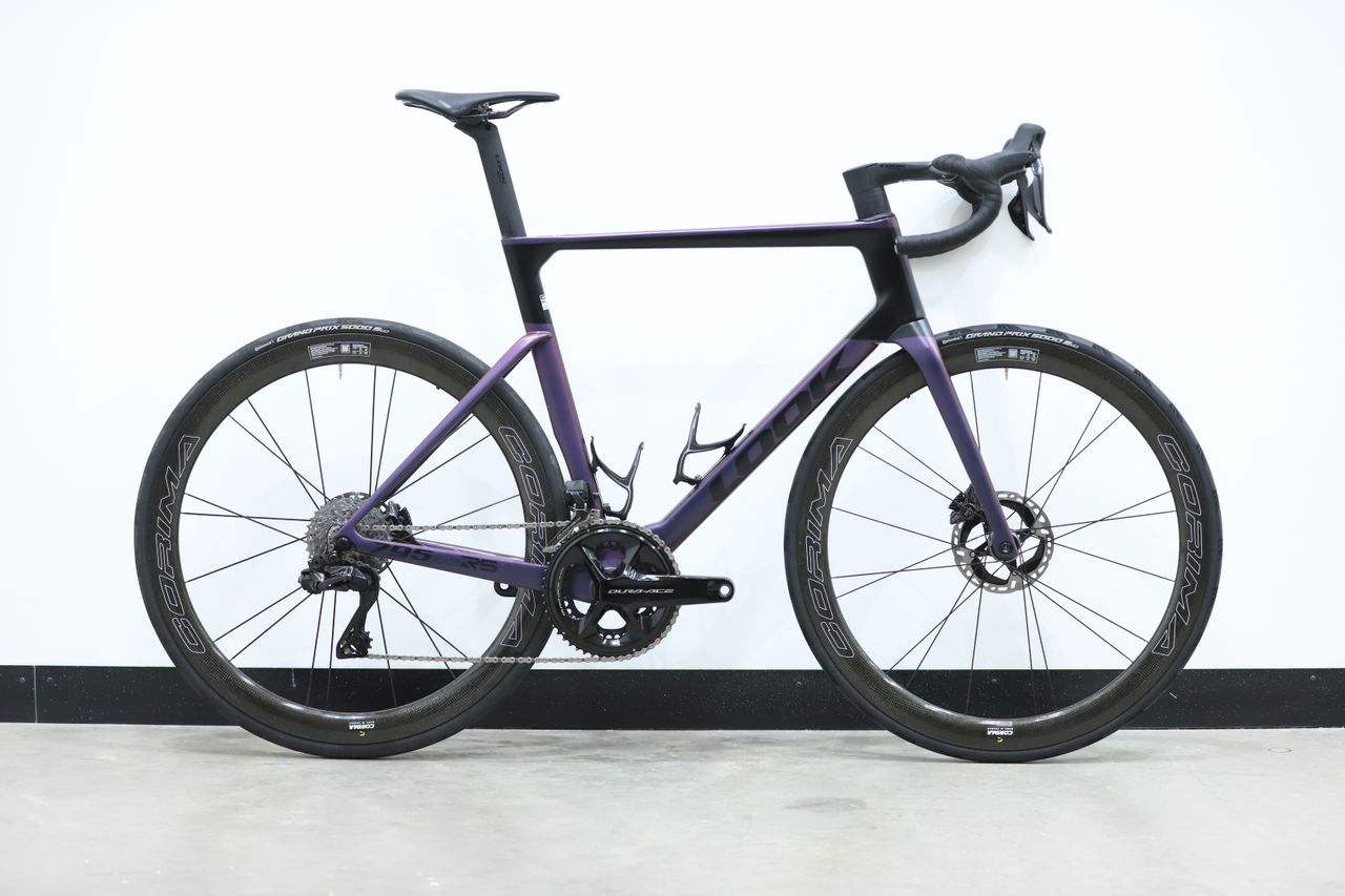 Close up shots of the Look Blade 795 RS against a white wall