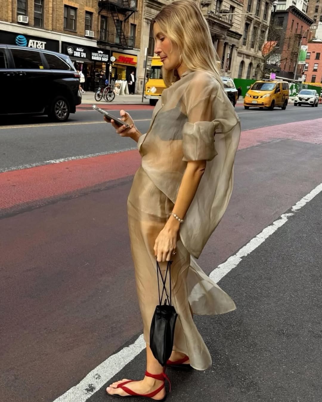 Woman wearing the pouch handbag trend.