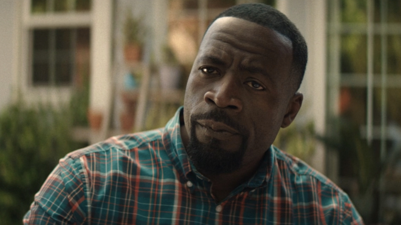 エリック・ウィリアムズ（ディメトリアス・グロース）がサイモンにワンダーマンについて話します。