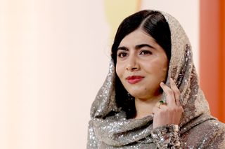 Malala Yousafzai wears an ‘Emerald Flower Ring’ from Santi Jewels on the Oscars 2023 red carpet