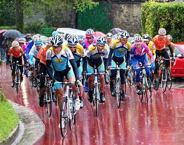 Astana in control of a group as it protects the race lead of Alberto Contador.