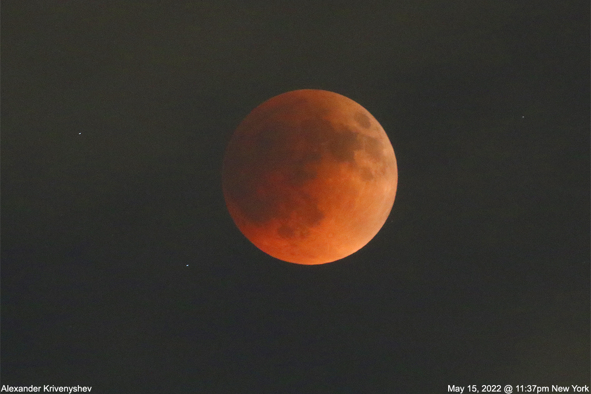 A close-up of the eclipsed moon on May 15, 2022, photographed by Alexander Krivenyshev.