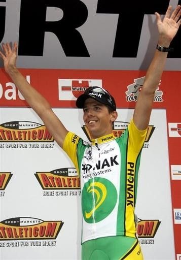 Steve Morabito (Phonak) accepts the applause from the crowd with open arms.