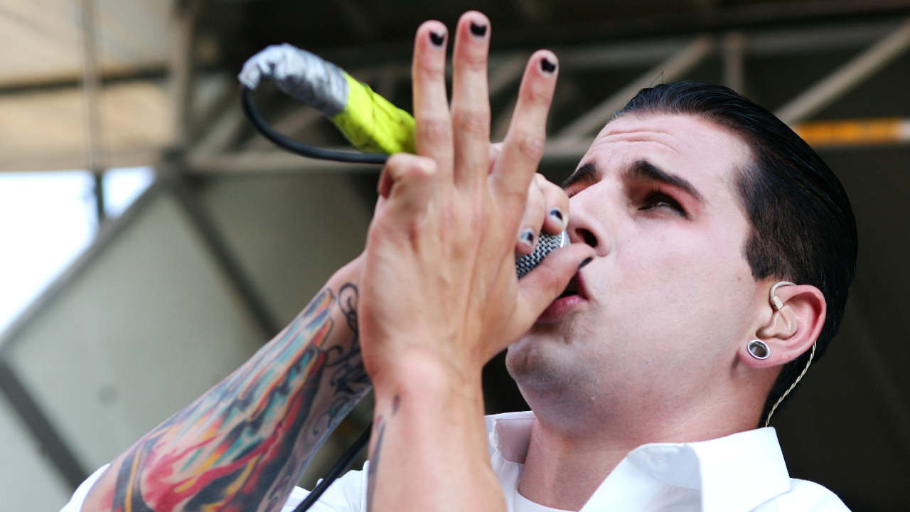M Shadows singing on stage in 2004