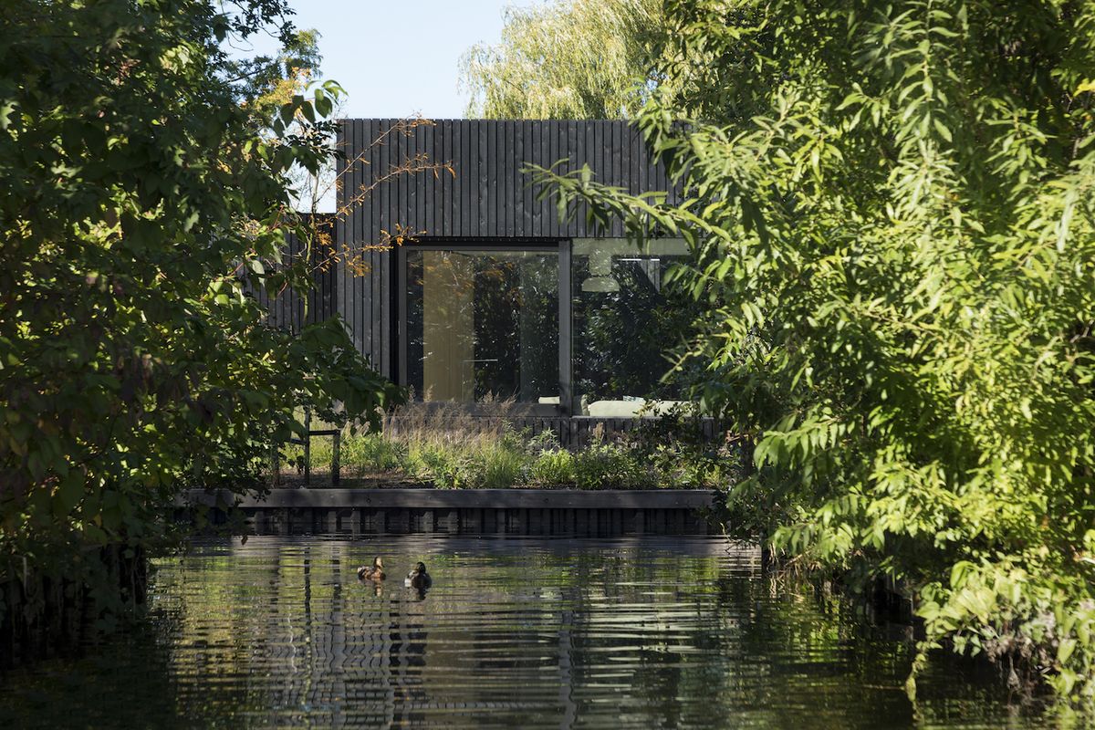 Découvrez comment une petite maison de vacances en Hollande a été conçue pour une famille de quatre personnes