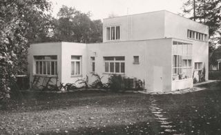 As an architect, Frank was involved with social housing and the construction of worker settlements including the Wiener Werkbundsiedlung in 1932