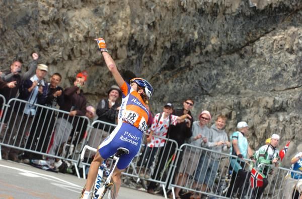 Laurens Ten Dam (Rabobank) salutes the Dutch crowds