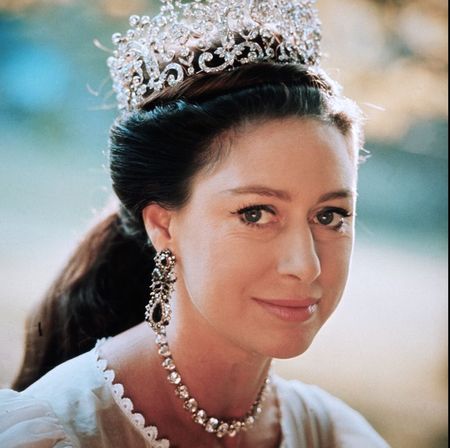Hair, Headpiece, Face, Hair accessory, Hairstyle, Eyebrow, Forehead, Tiara, Head, Chin, 