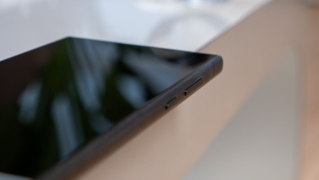 Taking a closer look at the mostly flat display of the Samsung Galaxy S24 Ultra