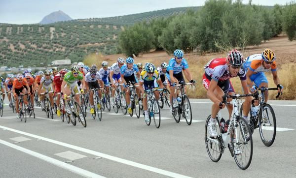 The peloton chasing on the descent.