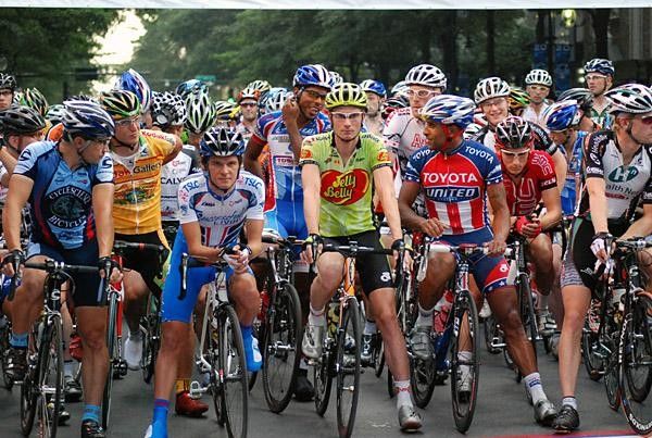 The field relaxes before the start of the 2007 edition
