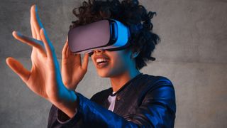 En kvinna använder ett VR-headset.
