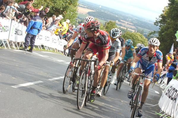 Cadel Evans (BMC) turns up the heat on the Mur-de-Bretagne.