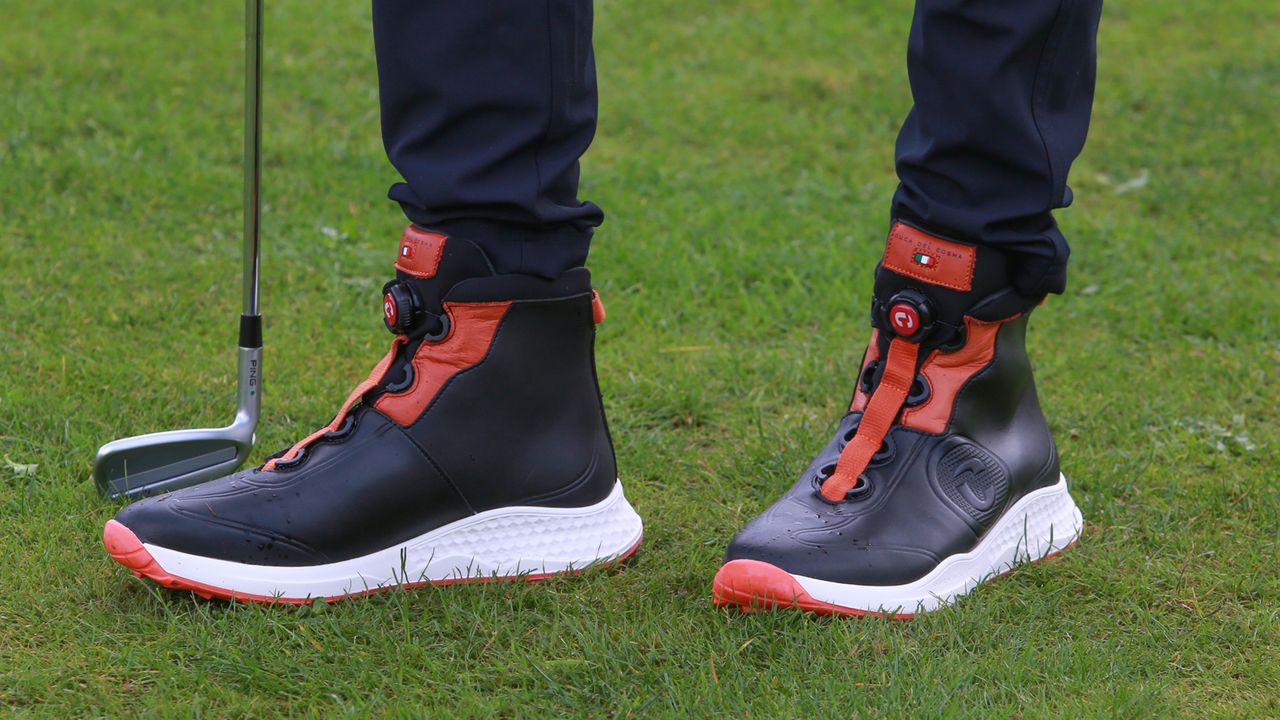 10 Essential Winter Golf Items