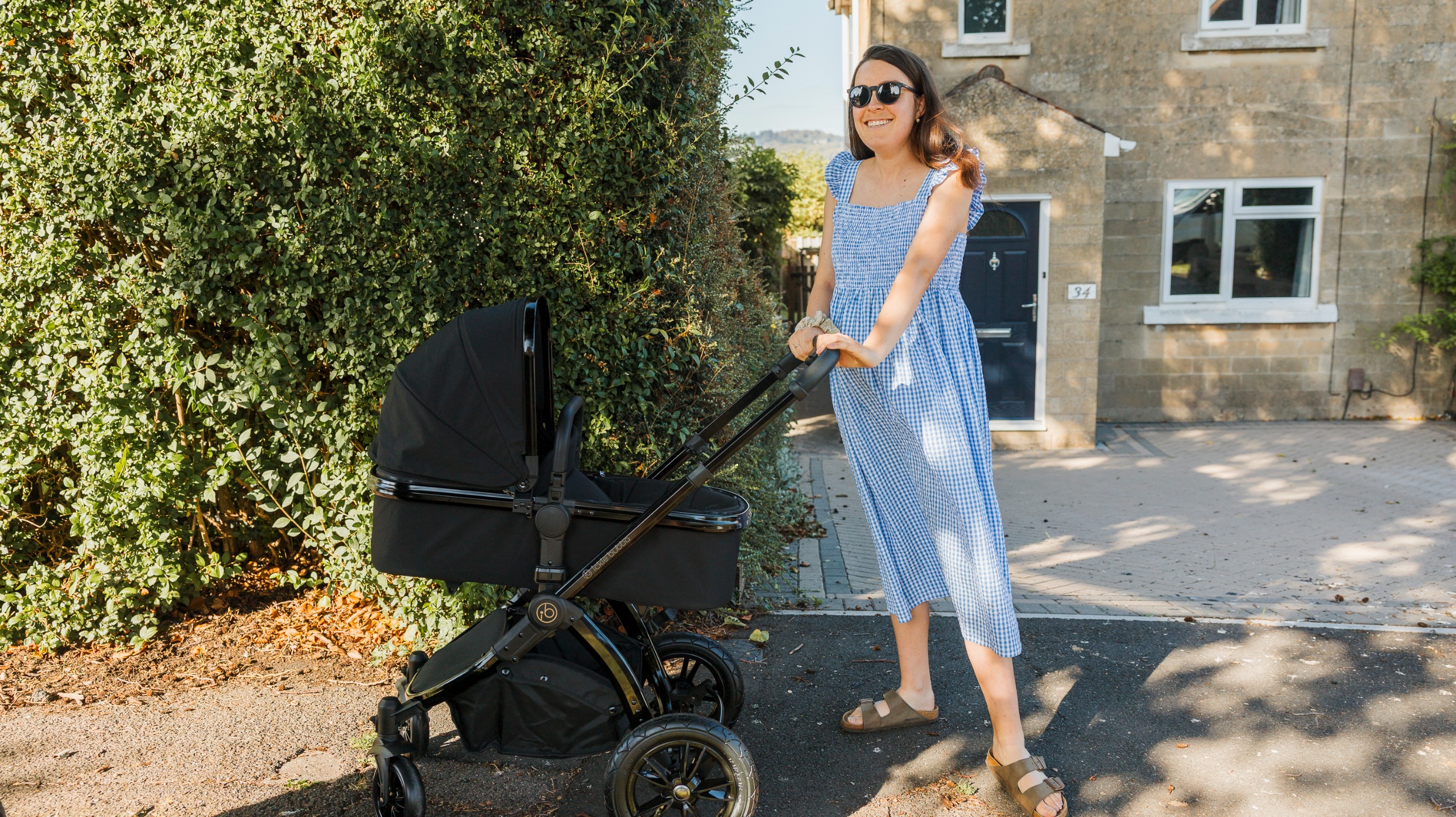 The Ickle Bubba Stomp Luxe Elements pram being pushed